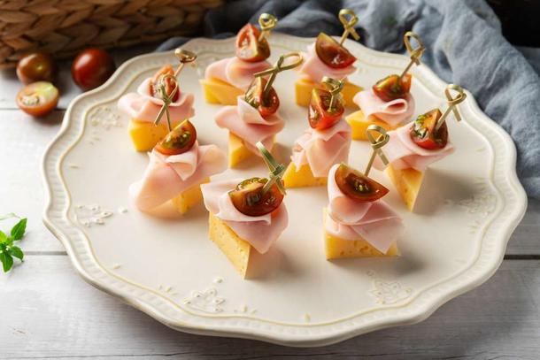 Канапе с ветчиной, сыром и черри