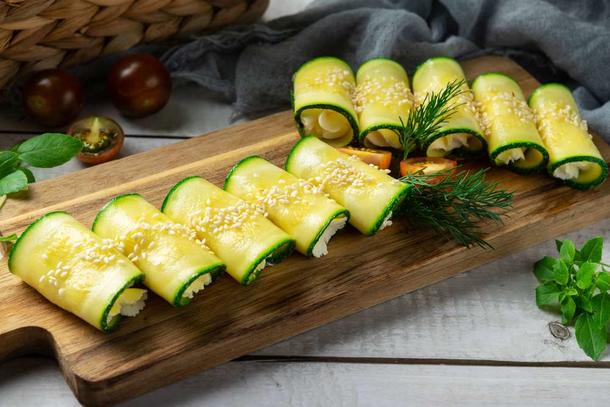 Рулетики из цукини с сырным муссом