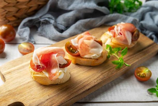 Брускетта с Пармской ветчиной и томатами черри