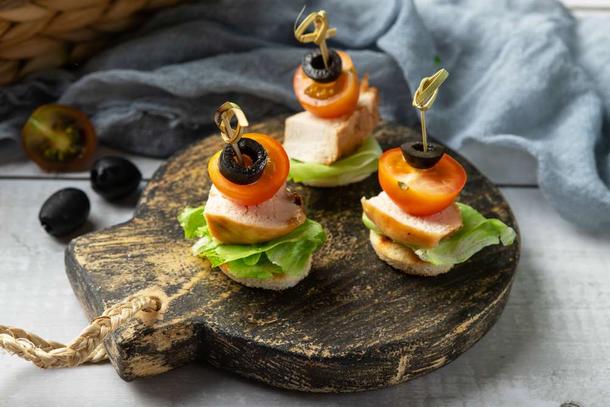 Канапе «Цезарь» с куриным филе