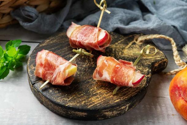 Канапе с пармской ветчиной и грушей