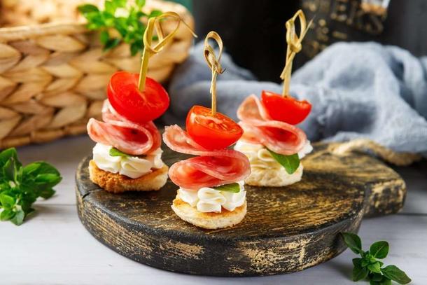 Канапе с сальчичоном и черри