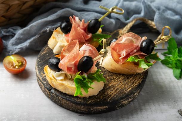 Брускетта с Коппой и маслинами