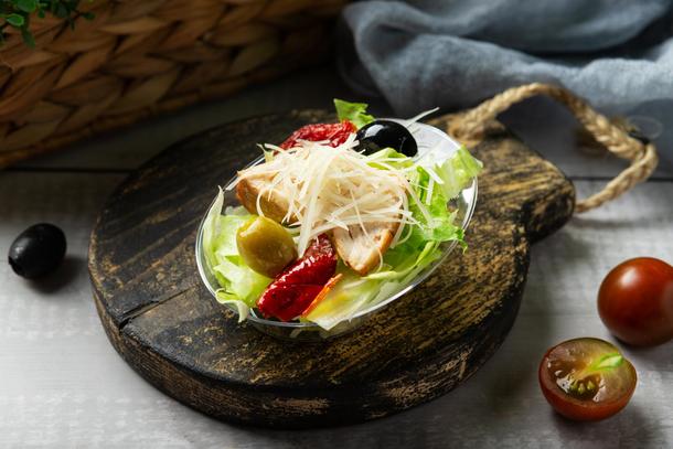Салат с курицей и вяленными томатами