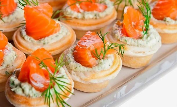 Тарталетки с лососем и сливочным сыром