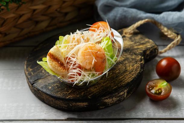 Салат «Цезарь» с креветками в веррине