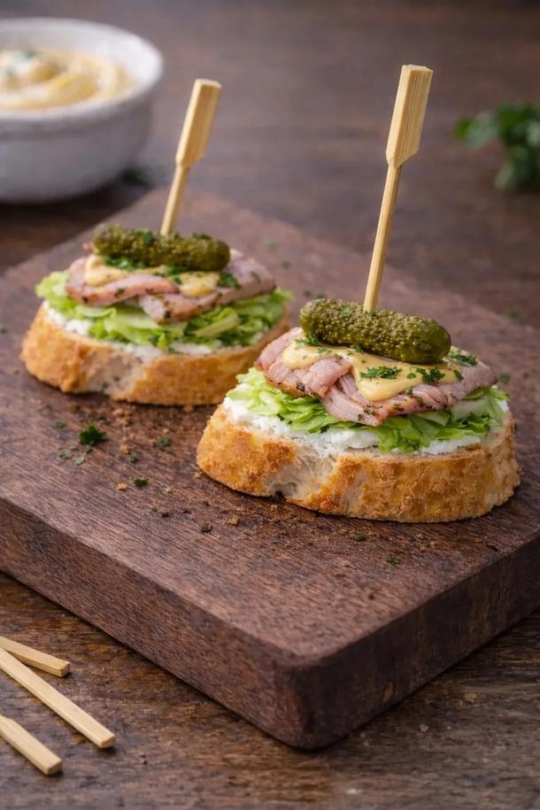 Брускетта с бужениной и корнишоном