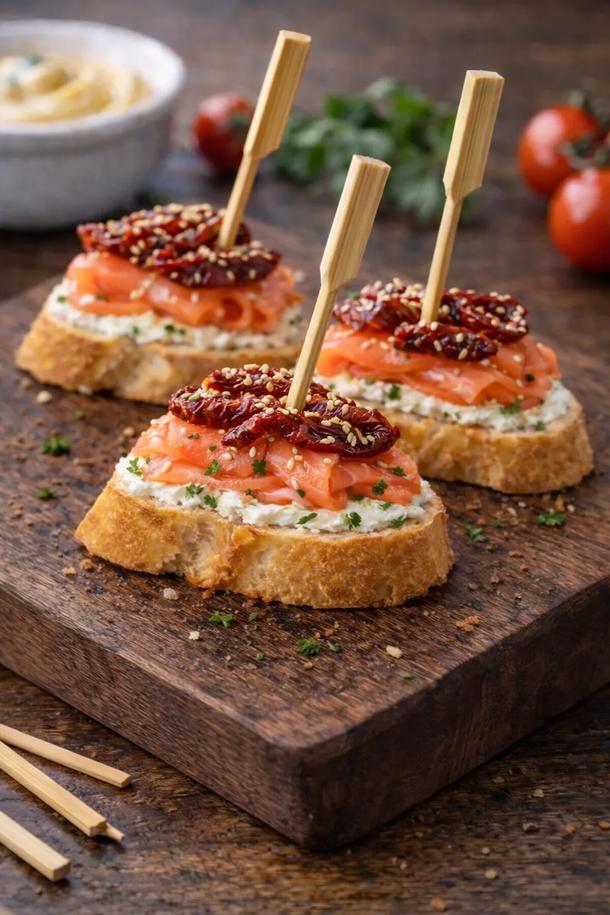 Брускетта с лососем и вялеными томатами