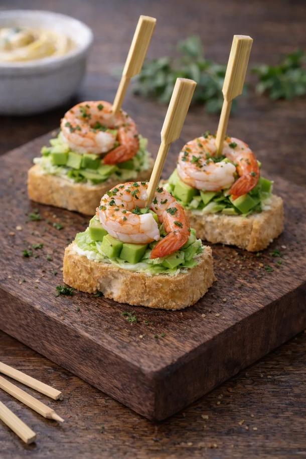 Канапе с авокадо и креветкой