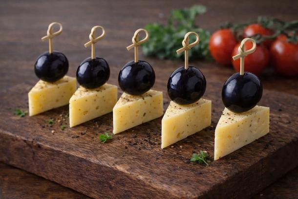 Канапе с сыром и виноградом