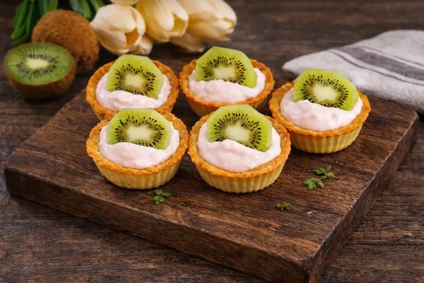 Десерт с киви и взбитыми сливками