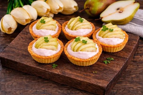 Десерт с грушей и взбитыми сливками