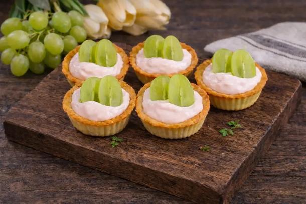 Десерт с виноградом и взбитыми сливками