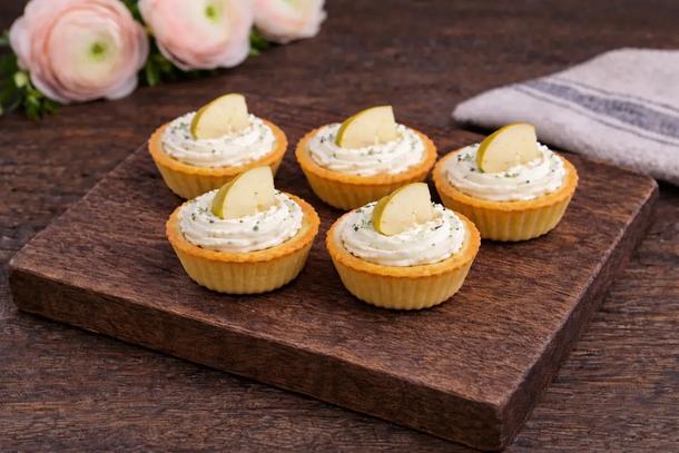 Тарталетка с творожным сыром и сладкой грушей
